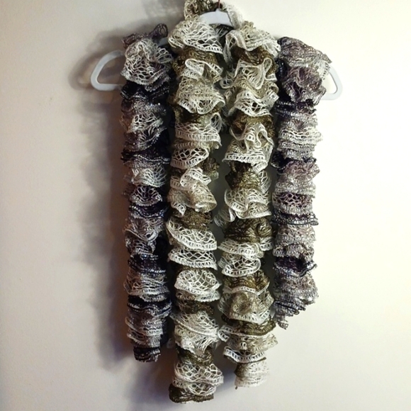 5/$20 BUNDLE 🎈 Frilly Scarves Box 7 - Picture 2 of 4